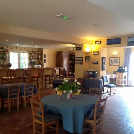 Des Glycines Hotel 3*