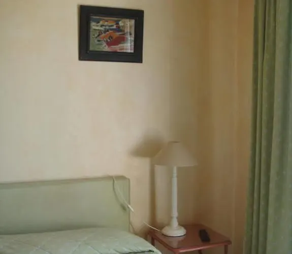 Des Glycines فندق