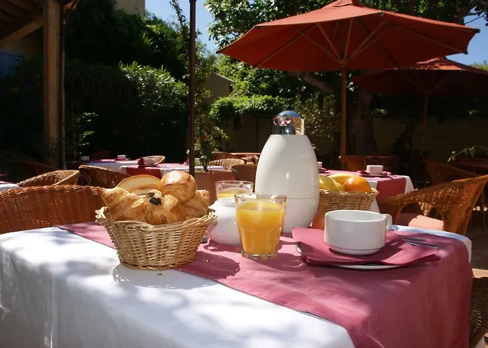 Des Glycines فندق 3*